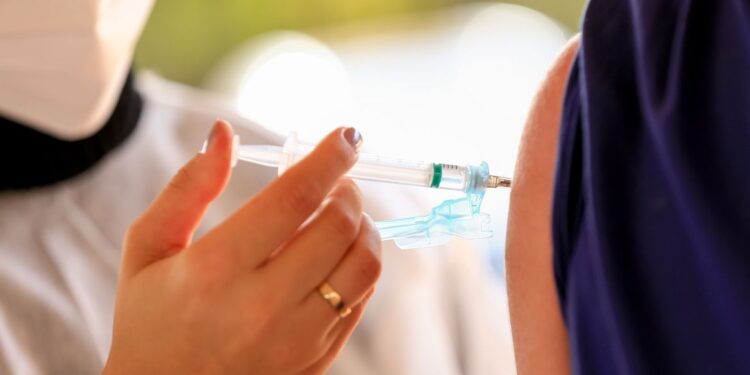 Covid-19: 75% dos adultos já tomaram a primeira dose no Brasil