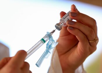 Mortes por covid-19 de pessoas vacinadas são raras, diz especialista