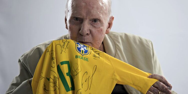 Zagallo completa 90 anos e tem vida narrada em documentário da Fifa