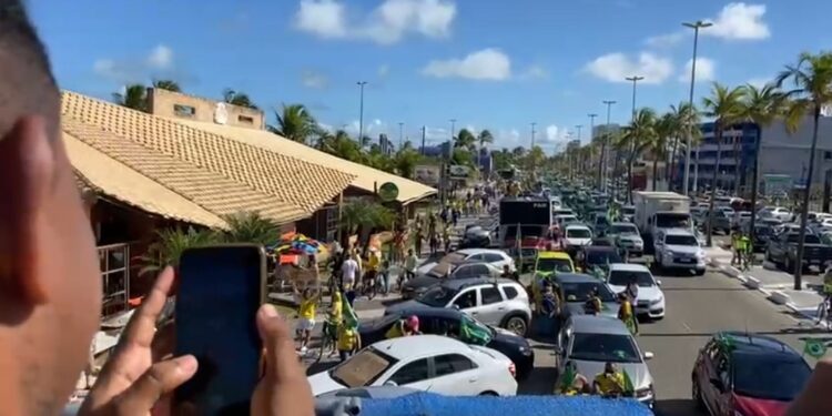 Manifestantes fazem ato de apoio ao presidente Bolsonaro em Aracaju, dos arcos da orla até o Calçadão da 13 de Julho