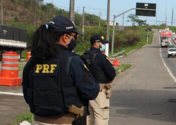 Sergipe: PRF apreende maconha e cocaína em carros de passeio