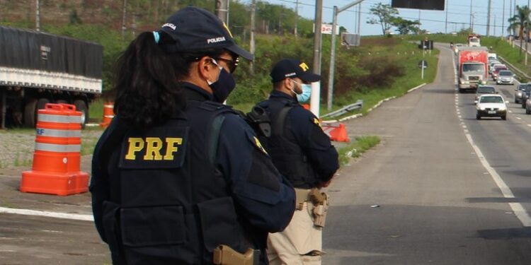 Sergipe: PRF apreende maconha e cocaína em carros de passeio