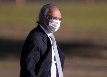 Guedes admite que crise alimentada por Bolsonaro pode prejudicar economia