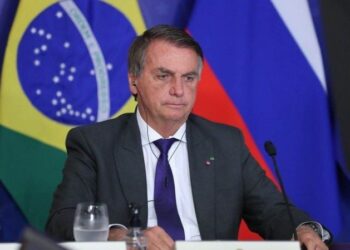Após encontro com Temer, Bolsonaro volta atrás em ameaças contra o STF
