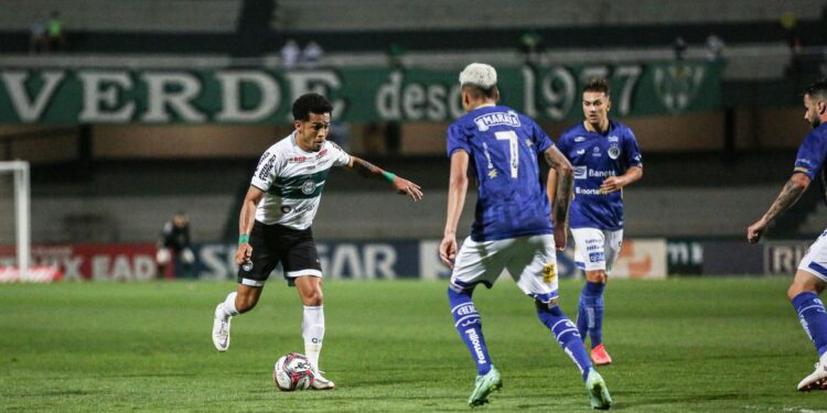 Líder Coritiba arranca empate com Confiança na Série B