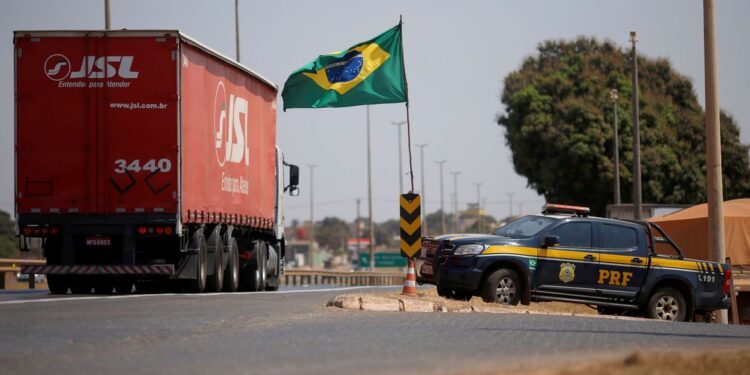 PRF libera 35 pontos de bloqueio de caminhoneiros