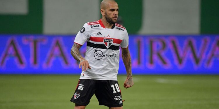 São Paulo anuncia que Daniel Alves não joga mais pelo clube