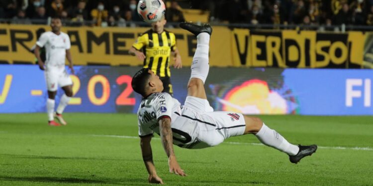 Sul-Americana: com golaços, Athletico-PR vence e fica perto da final