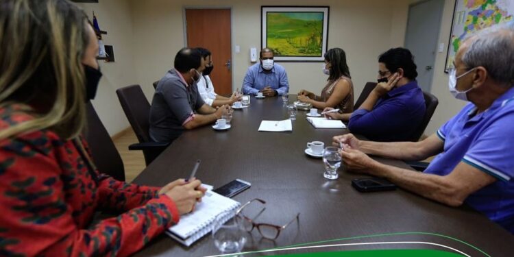 Prefeitura de Pirambu discute acordo de cooperação técnica com a UFS