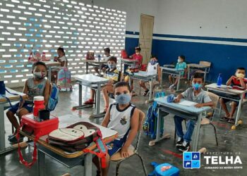 Estudantes de Telha voltam aulas presenciais de forma híbrida