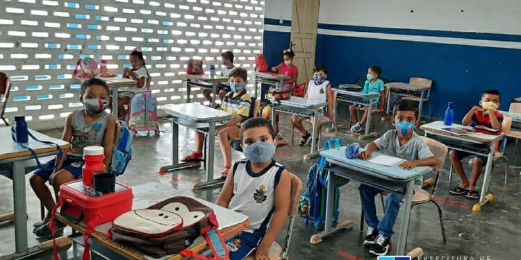 Estudantes de Telha voltam aulas presenciais de forma híbrida