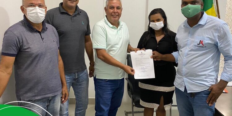 Prefeito de Pirambu assina ordem de serviço para início da construção de praça
