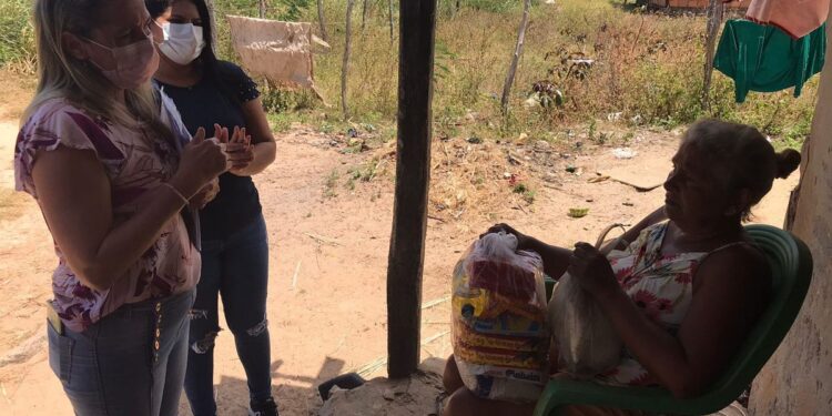 Pirambu: Famílias dos povoados também recebem cestas básicas