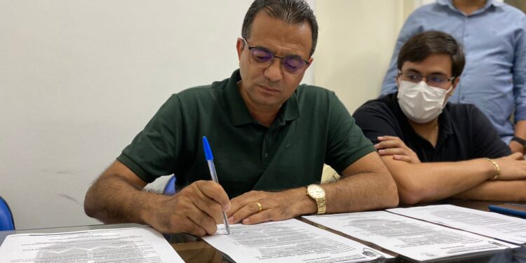 Prefeito Adailton assina três ordens de serviços para revitalização de 36 ruas e avenidas de Itabaiana