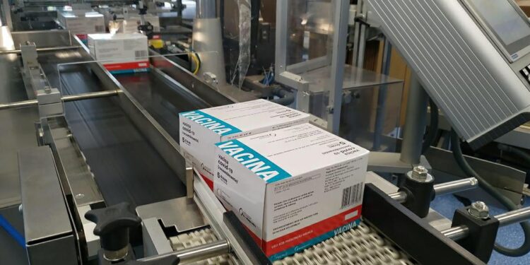 Fiocruz volta a entregar doses da vacina contra covid-19