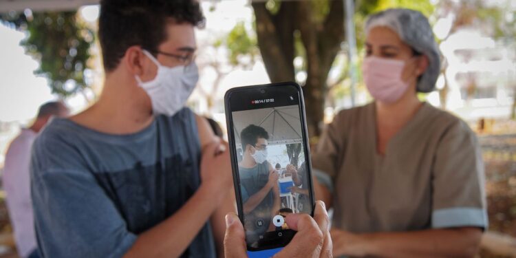 Anvisa não recomenda mudar orientação sobre vacinação de adolescentes