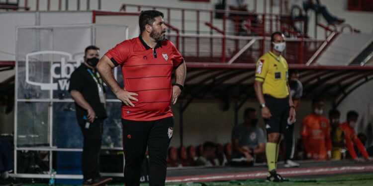 Brasileiro: Eduardo Barroca deixa comando do Atlético-GO