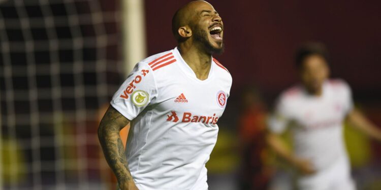 Internacional bate Sport em Recife e sobe na tabela do Brasileiro