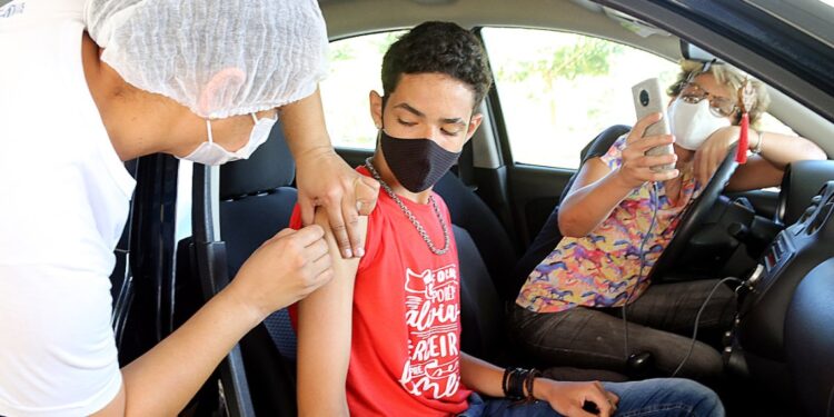 Aracaju vacinou mais 7.306 pessoas contra covid-19 nesta segunda-feira, 13