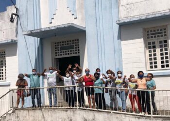 Terceiro dia de greve é marcado por ato na frente do Hospital de Maruim