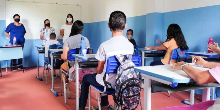 Salgado retoma aulas presenciais na Rede Municipal de Ensino