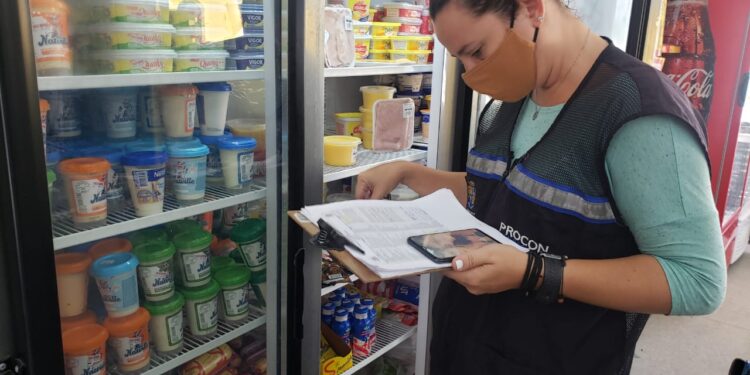 Procon Aracaju orienta consumidores sobre promoções e estimula a pesquisa de preços