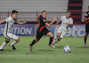 Corinthians sai na frente com golaço, mas Atlético-GO empata no fim