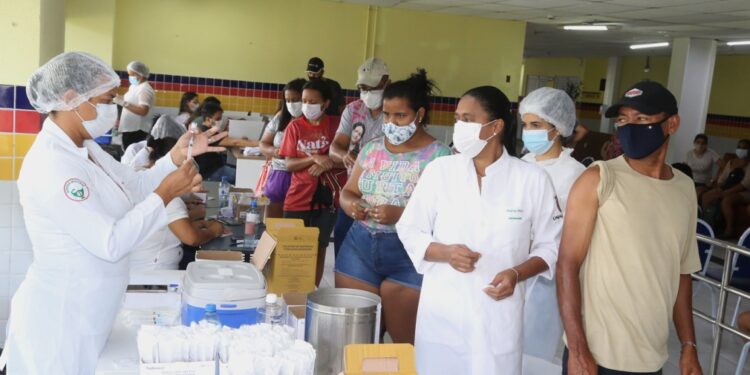 Imunização avança com mais 7.414 aracajuanos vacinados nesta quinta-feira