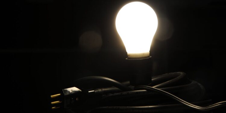 Aneel cria nova bandeira tarifária, e conta de luz fica mais cara