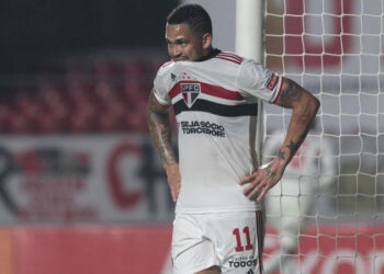 Luciano desabafa após eliminação do São Paulo: ‘Todo mundo sabe que podemos render mais, brigar mais’