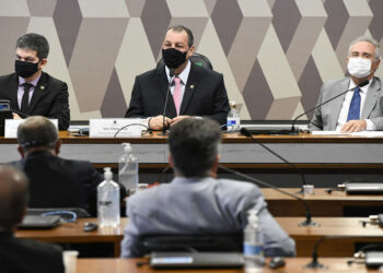 CPI da Covid ouve diretor de empresa acusada de prescrever ‘kit Covid’