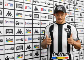 Carlinhos prevê ‘disputa sadia’ na lateral do Botafogo: ‘Não vim para tirar o espaço de ninguém’