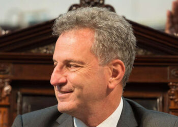 Medalhão aceita receber menos que R$ 630 mil para assinar com Fla e Landim deve autorizar negócio