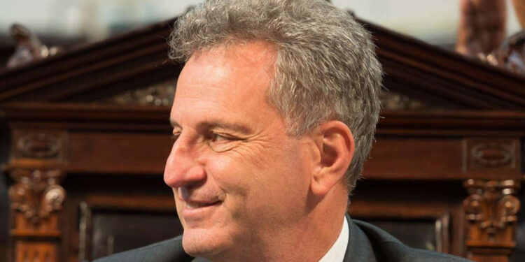 Medalhão aceita receber menos que R$ 630 mil para assinar com Fla e Landim deve autorizar negócio