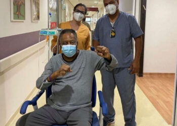 Pelé recebe alta e deixa o Hospital Albert Einstein após um mês internado