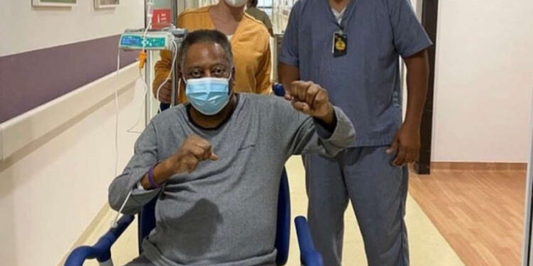 Pelé recebe alta e deixa o Hospital Albert Einstein após um mês internado