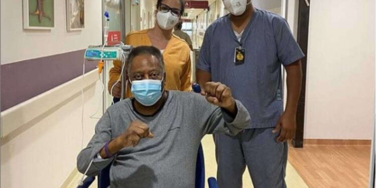 Ainda internado, Pelé mostra recuperação e exibe bom humor: ‘É o melhor remédio’