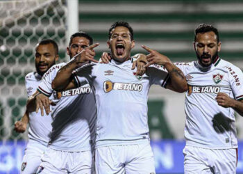 Fluminense leva susto, mas vence a Chapecoense e encosta no G6 do Brasileirão