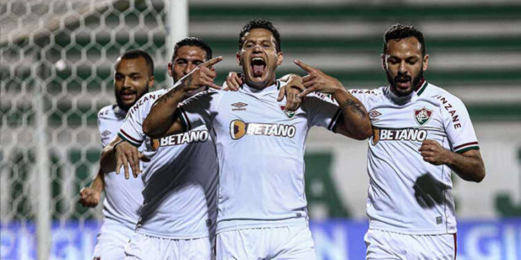 Fluminense leva susto, mas vence a Chapecoense e encosta no G6 do Brasileirão