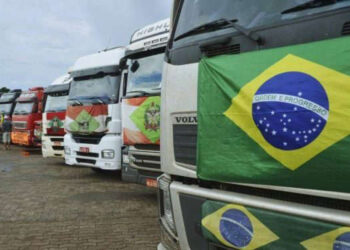 Caminhoneiros paralisam 16 cidades em 3 estados