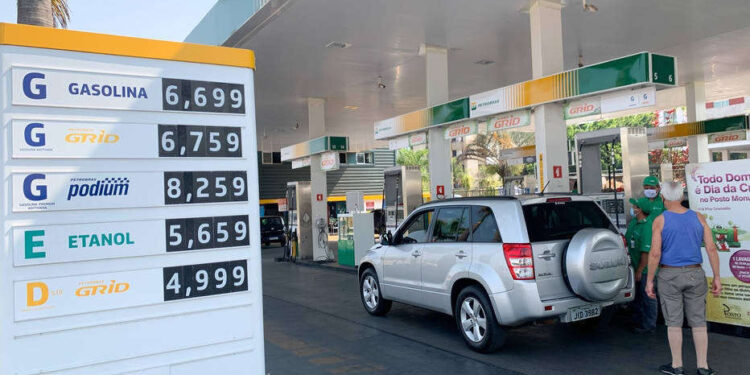 Prévia da inflação passa de 10% em 12 meses com alta da gasolina e da energia