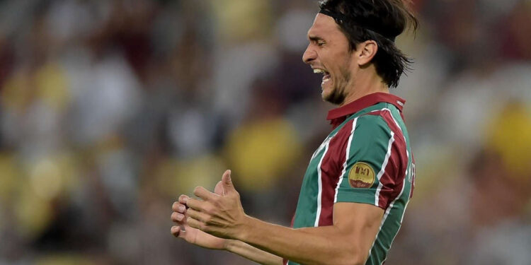 Situação de Matheus Ferraz é exposta e notícia chama atenção da torcida do Fluminense