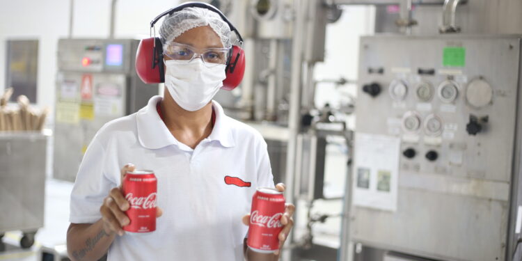 Solar Coca-Cola abre mais de 150 vagas de emprego exclusivas para mulheres