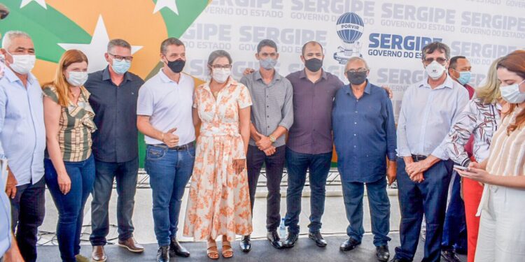 Janier Mota celebra reforma de escola em Monte Alegre