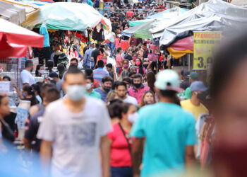 Brasil cria 372 mil vagas com carteira assinada em agosto, aponta Caged