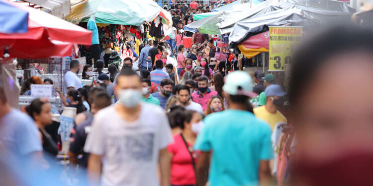 Brasil cria 372 mil vagas com carteira assinada em agosto, aponta Caged