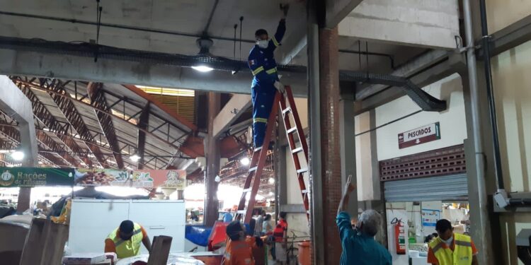 Prefeitura de Aracaju realiza manutenção preventiva no sistema elétrico dos mercados centrais