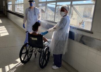 Equipe multidisciplinar promove banho de sol, carinho e humanização no cuidado ao paciente da UTI do Huse