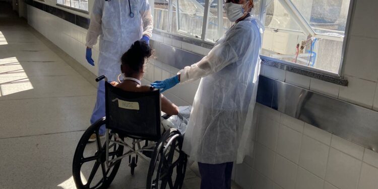 Equipe multidisciplinar promove banho de sol, carinho e humanização no cuidado ao paciente da UTI do Huse