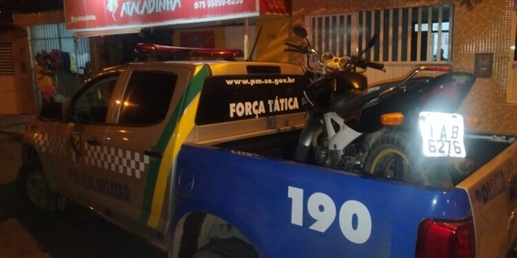 PM apreende motocicleta com placa adulterada no bairro Jabotiana, em Aracaju